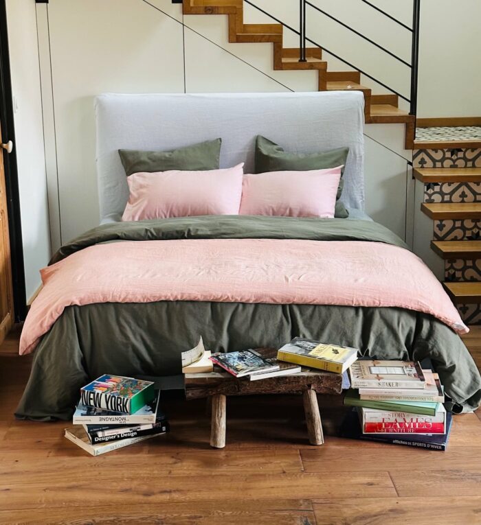 housse de couette en lin kaki et édredon rose La Draperie Française