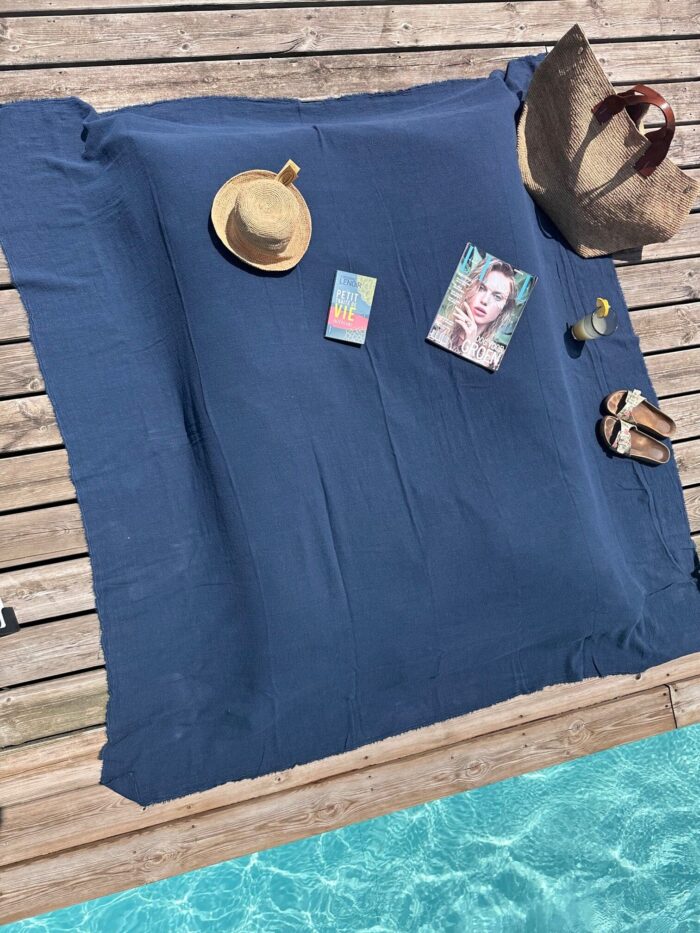 jeté de plage en lin bohème bleu indigo La Draperie Française