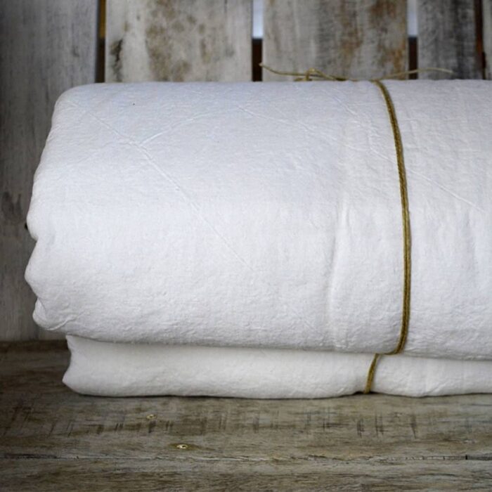 drap housse en lin lavé blanc déco campagne chic La Draperie Française